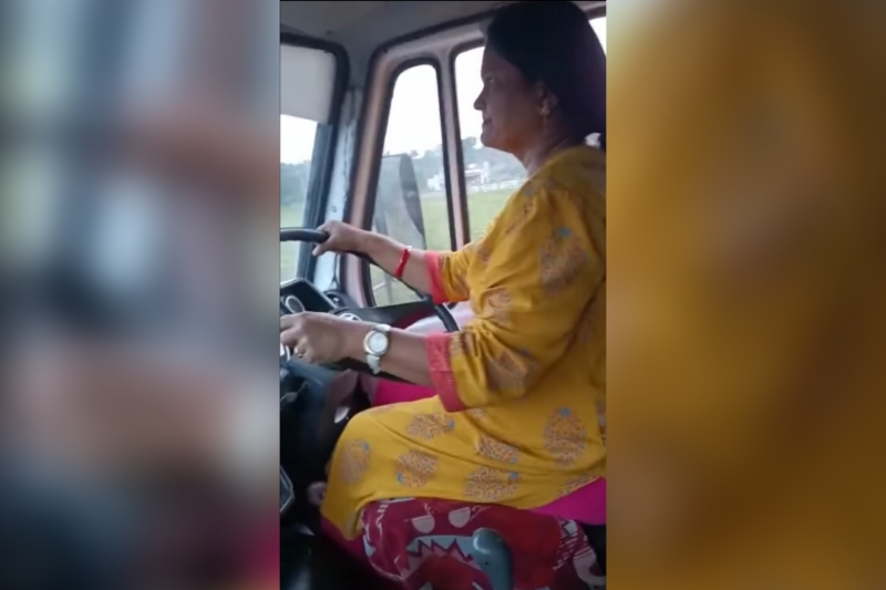 पुणे: फिट से पीड़ित चालक को चिकित्सा सहायता प्रदान करने के लिए महिला यात्री ने 10 किलोमीटर तक बस चलाई |